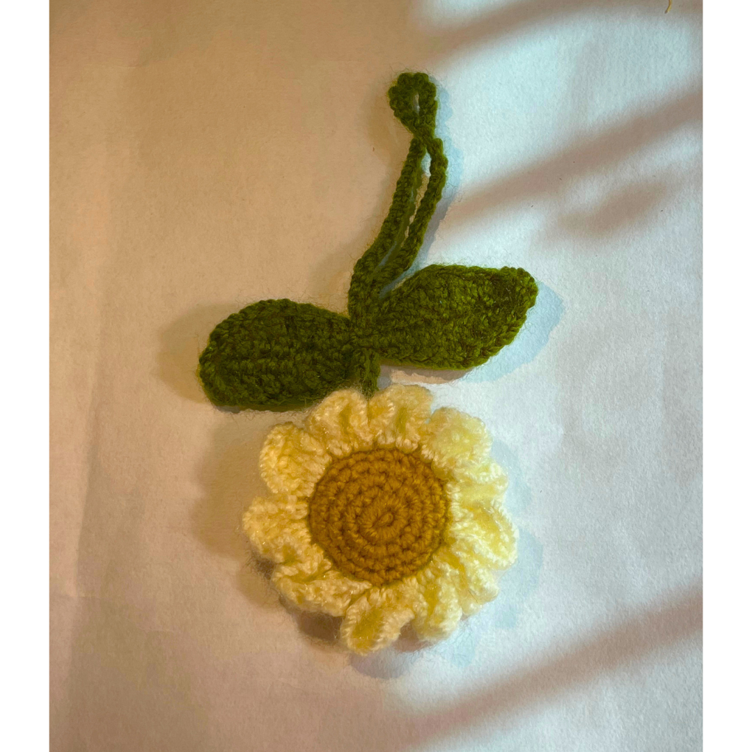 Handmade Crochet Pale Yellow Daisy Charm – Aesthetic Amigurumi Flower Bag Accessory & Car Mirror Hanging